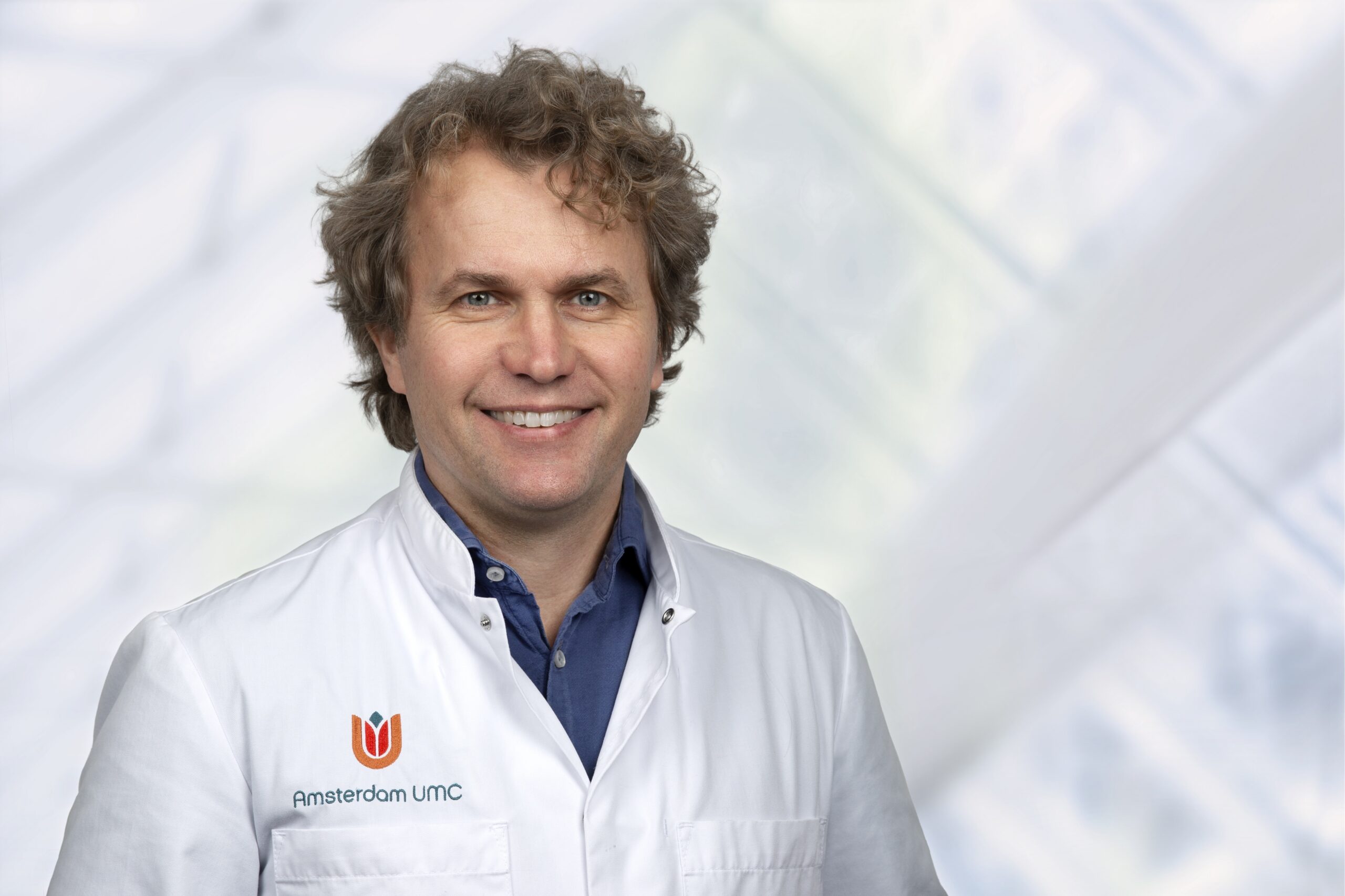 Dr. Dewi Bakker